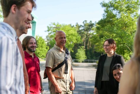 FAU-Professor Dr. Dirk M. Guldi (middle) and colleagues. Picture: Gerd Gätzschmann